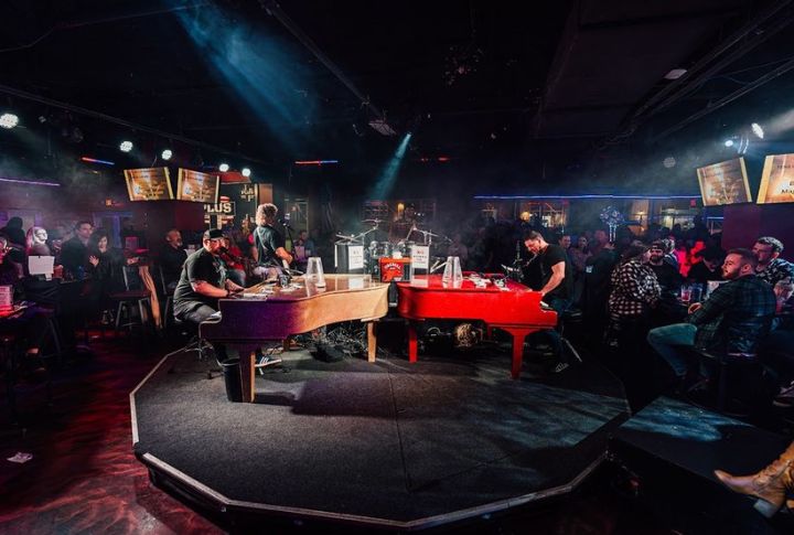 Dueling Pianos Bar