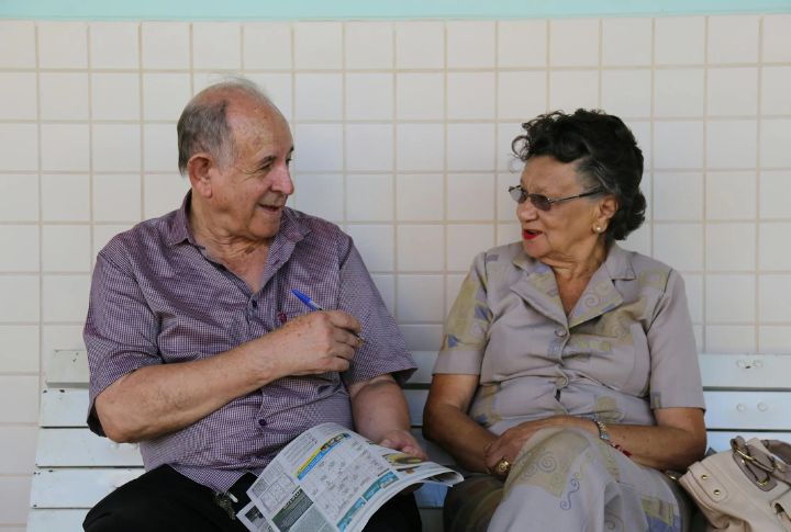 Learning To Communicate Differently