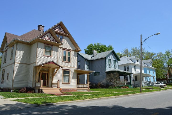 10 Affordable Illinois Towns That Make Retirement Feel Luxurious