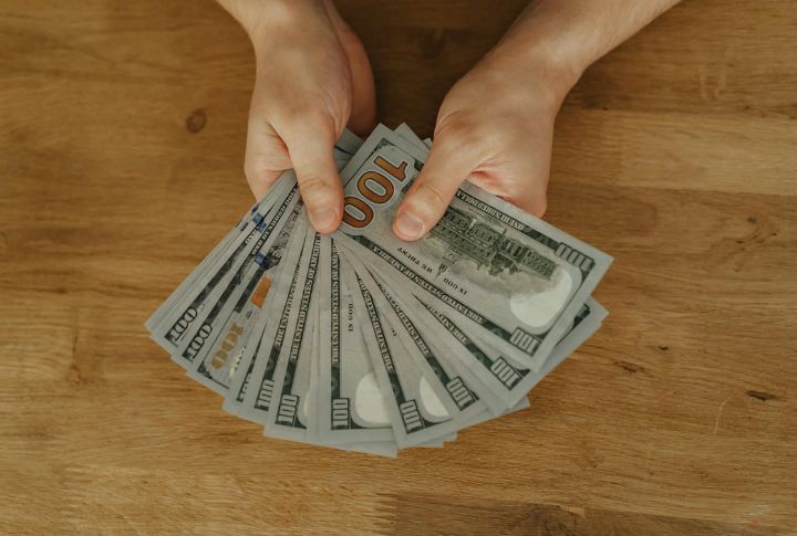 Handling Money With Both Hands Shows Politeness