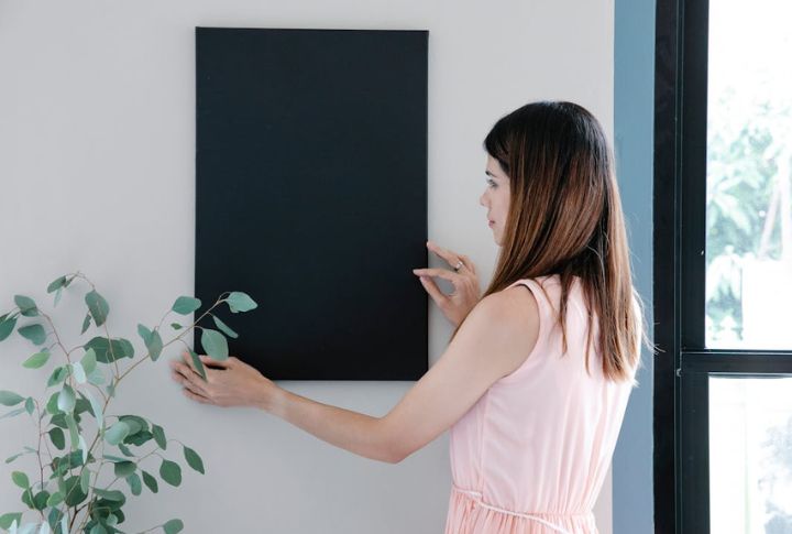 How To Hang A Picture Frame Straight