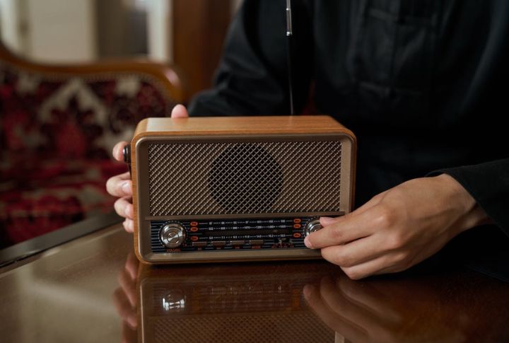 Tuning A Radio To Find A Station